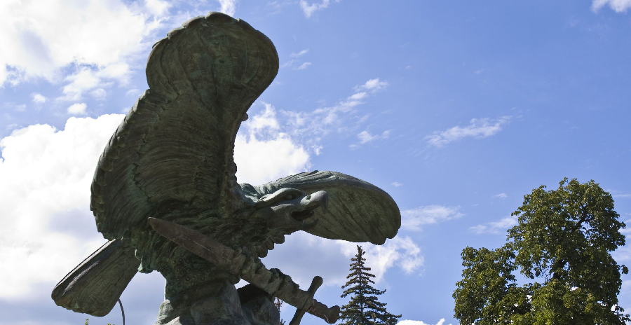 A II. világháború katonai és polgári áldozatai emlékére állított Turul-szobor