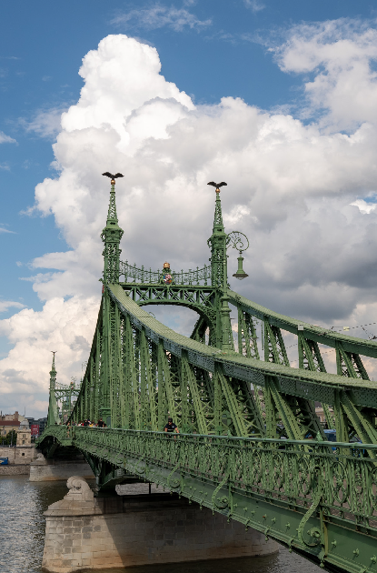 A Szabadság híd jellegzetes díszeivel, a pillérek tetején ülő turulmadarakkal