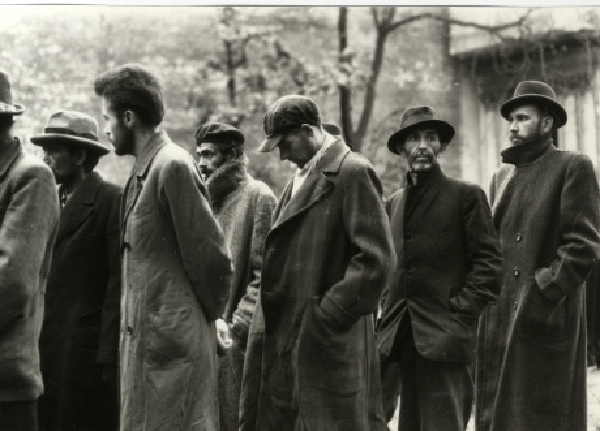 Az elkövetők a Maros utcában a XII. kerületi nyilas mészárlás áldozatainak exhumálásán, 1945 áprilisa