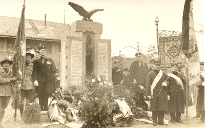 Egy első világháborús emlékmű felavatása, 1930-as évek
