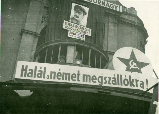 Gyűlés dekoráció a Magyar Színházon az Izabella téren, 1945