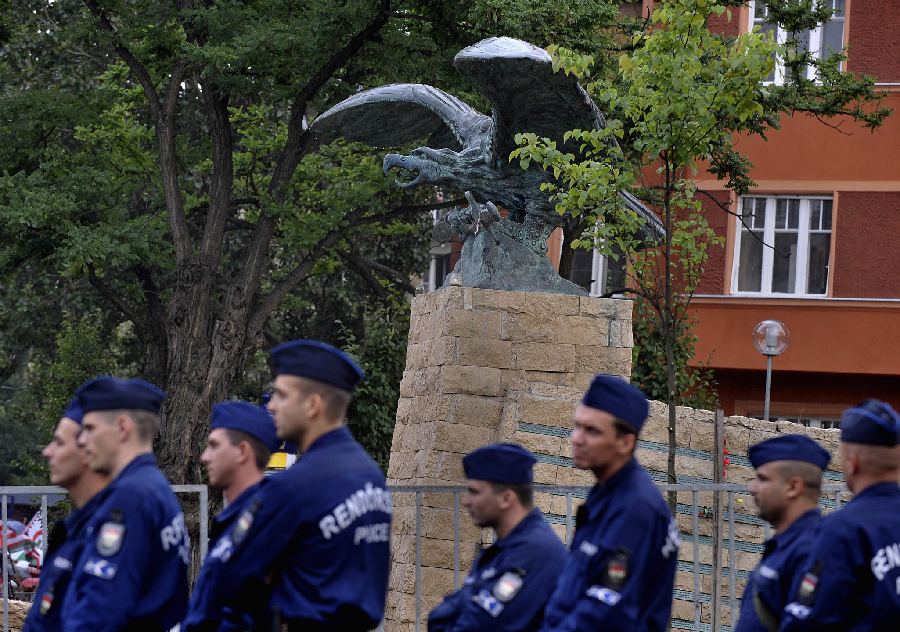 Készültségben lévő rendőrök a XII. kerületi Turul-szobornál, 2008. július 24.