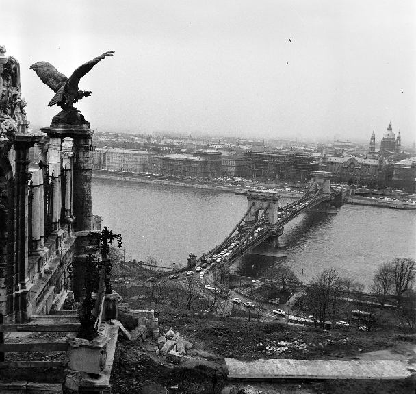 Kilátás a Budavári Palotából Donáth Gyula turulmadarával, 1975