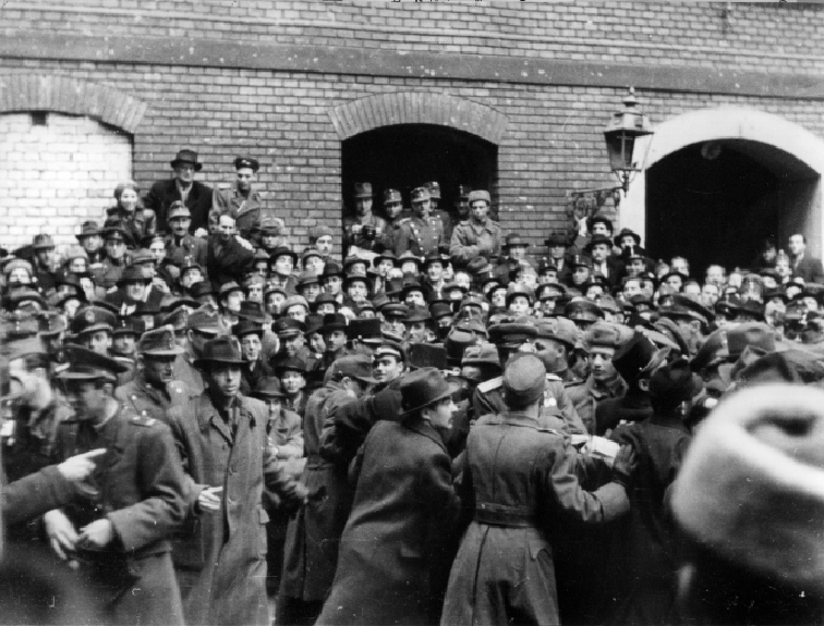 Tömeg Szálasi Ferenc és társai kivégzésén a Markó utcai börtön udvarán, 1946. március 12.