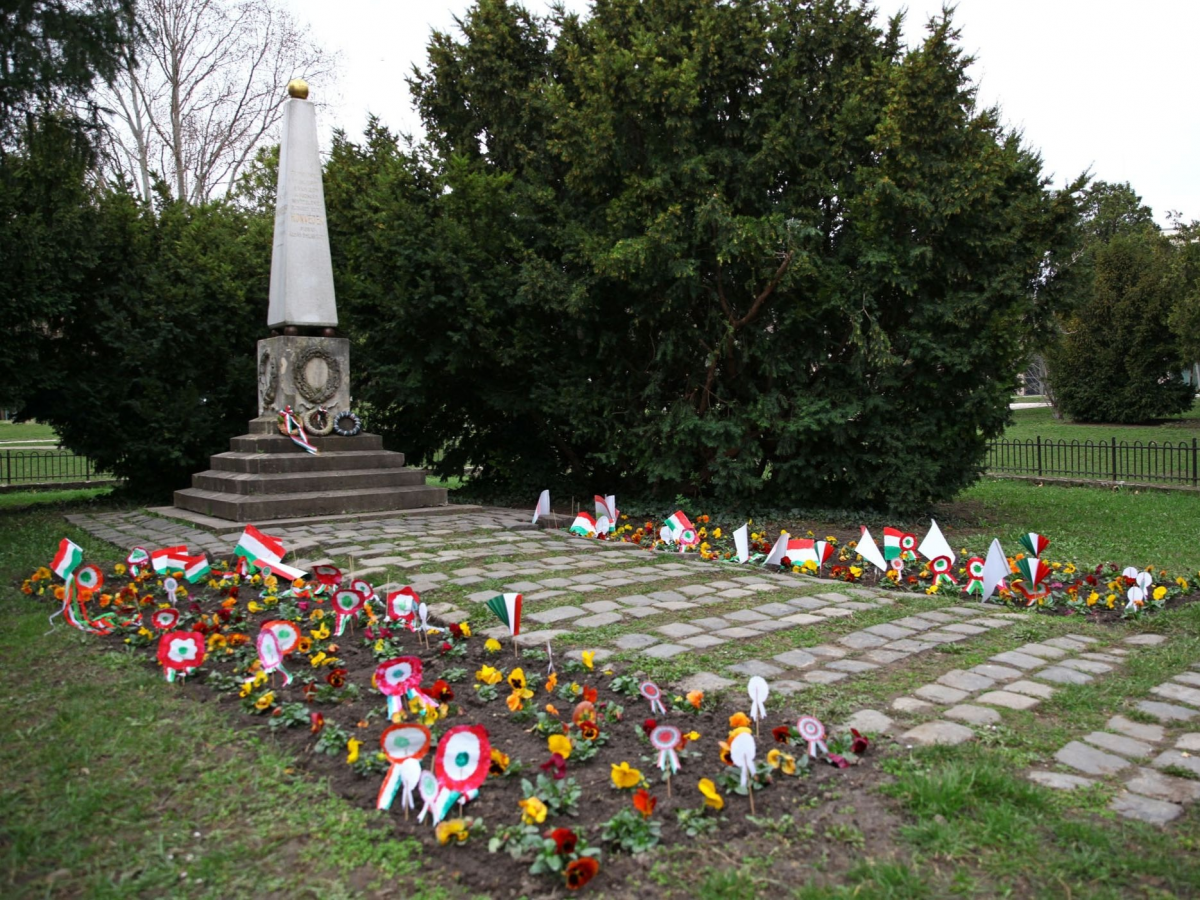 Koszorúzás az 1848-as hősi emlékműnél