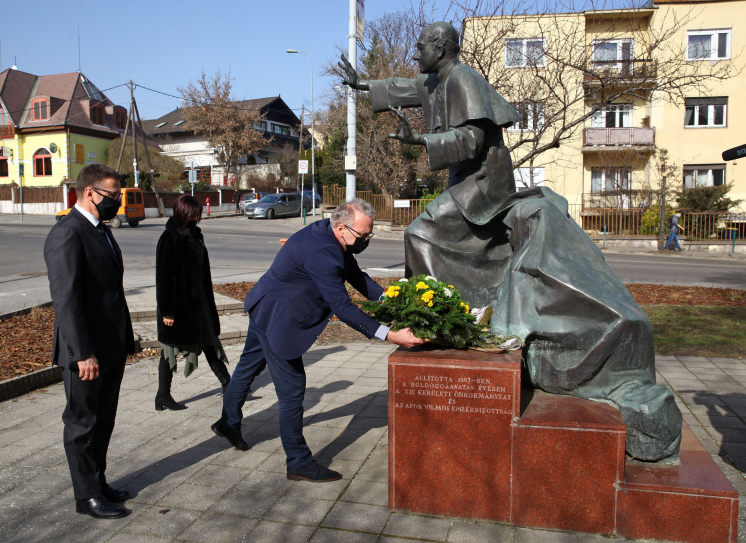 apor_szobor04