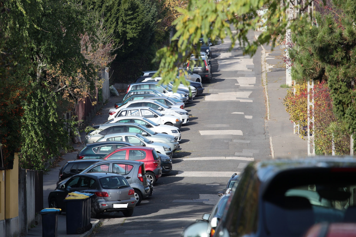 Helyi lakosoknak fenntartott kizárólagos parkolóhelyekért küzd a polgármester