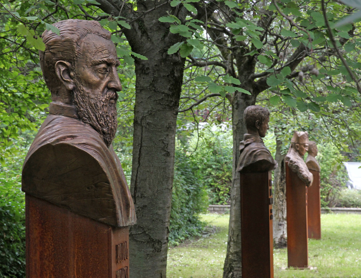 Egyházi vértanúknak állítottak szobrot a Szent Család parkban