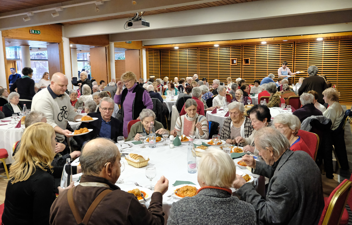 Ünnepi ebéd az időseknek