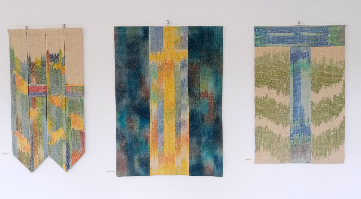 Szakrális textilek a polgármesteri hivatal folyosógalériájában