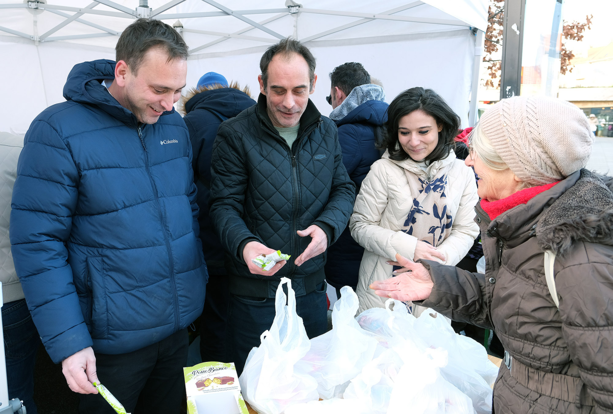 Ételosztás a rászorulóknak